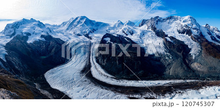 ゴルナーグラードから ゴルナー氷河越しのペンニネアルプスの山々 スイス ツェルマット ゴルナーグラードから ゴルナー氷河越しのペンニネアルプスの山々 スイス ツェルマット 120745307