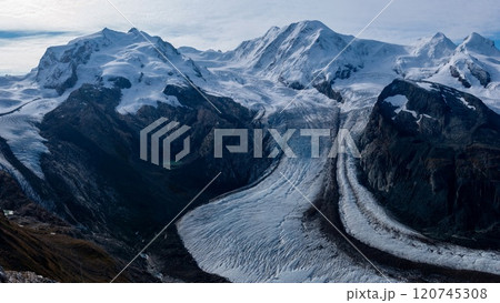 ゴルナーグラードから　ゴルナー氷河越しのペンニネアルプスの山々の絶景　スイス　ツェルマット 120745308