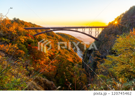 福島県福島市 高湯温泉と土湯峠を結ぶ磐梯吾妻スカイライン 朝焼けのつばくろ谷不動沢橋の紅葉と朝陽 福島県福島市 高湯温泉と土湯峠を結ぶ磐梯吾妻スカイライン 朝焼けのつばくろ谷不動沢橋の紅葉と朝陽 120745462