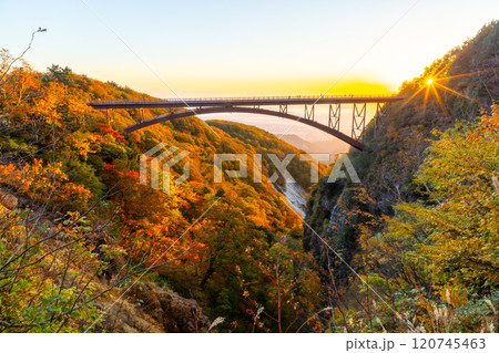 福島県福島市 高湯温泉と土湯峠を結ぶ磐梯吾妻スカイライン 朝焼けのつばくろ谷不動沢橋の紅葉と朝陽 福島県福島市 高湯温泉と土湯峠を結ぶ磐梯吾妻スカイライン 朝焼けのつばくろ谷不動沢橋の紅葉と朝陽 120745463