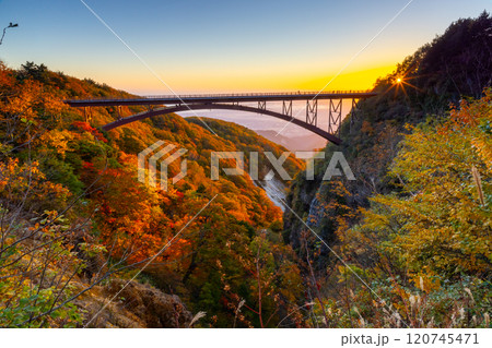福島県福島市　高湯温泉と土湯峠を結ぶ磐梯吾妻スカイライン　朝焼けのつばくろ谷不動沢橋の紅葉と朝陽 120745471