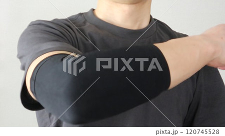 腕にサポーターを付けた人物のクローズアップ 120745528