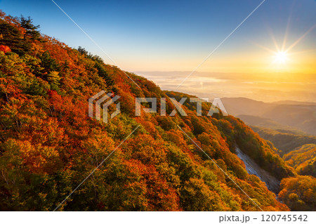 福島県福島市　高湯温泉と土湯峠を結ぶ磐梯吾妻スカイライン　朝焼けのつばくろ谷不動沢橋からの紅葉と朝陽 120745542