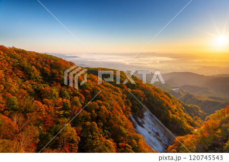 福島県福島市　高湯温泉と土湯峠を結ぶ磐梯吾妻スカイライン　朝焼けのつばくろ谷不動沢橋からの紅葉と朝陽 120745543