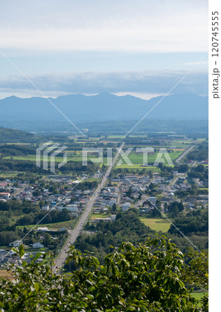 北海道、幕別町の丸山展望台から見る十勝平野の風景 北海道、幕別町の丸山展望台から見る十勝平野の風景 120745555