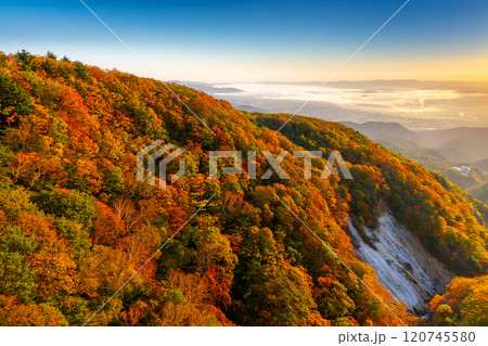 福島県福島市　高湯温泉と土湯峠を結ぶ磐梯吾妻スカイライン　つばくろ谷不動沢橋からの朝陽を受ける紅葉 120745580