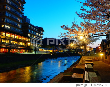 山形県鶴岡市あつみ温泉の夕景と夜桜の風景より 120745700