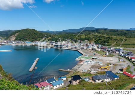 エンルム岬展望台から見る様似、日高山脈の風景 120745724