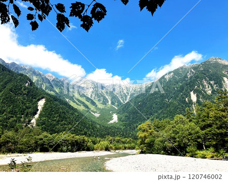 新緑に包まれる北長野県松本市上高地 120746002