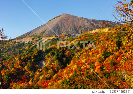 福島県福島市　高湯温泉と土湯峠を結ぶ磐梯吾妻スカイライン　天狗の庭付近の鮮やかな紅葉と吾妻小富士 120746027