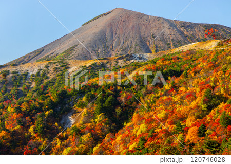 福島県福島市 高湯温泉と土湯峠を結ぶ磐梯吾妻スカイライン 天狗の庭付近の鮮やかな紅葉と吾妻小富士 福島県福島市 高湯温泉と土湯峠を結ぶ磐梯吾妻スカイライン 天狗の庭付近の鮮やかな紅葉と吾妻小富士 120746028
