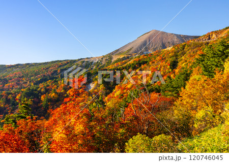 福島県福島市 高湯温泉と土湯峠を結ぶ磐梯吾妻スカイライン 天狗の庭付近の鮮やかな紅葉と吾妻小富士 福島県福島市 高湯温泉と土湯峠を結ぶ磐梯吾妻スカイライン 天狗の庭付近の鮮やかな紅葉と吾妻小富士 120746045