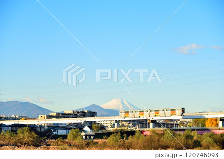 朝日に映える美しい富士山と多摩モノレール 120746093