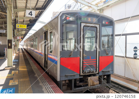 島根県　松江駅に停車するJR山陰本線の列車 120746158