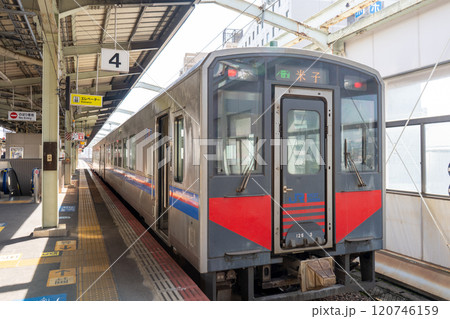 島根県　松江駅に停車するJR山陰本線の列車 120746159
