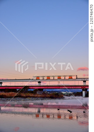 澄み切った朝空と川面に映る多摩モノレール 120746470