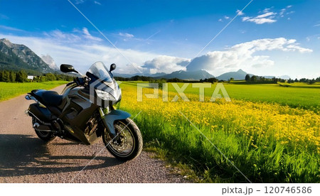 バイク旅行 草原のそばに停車されたバイク バイク旅行 草原のそばに停車されたバイク 120746586