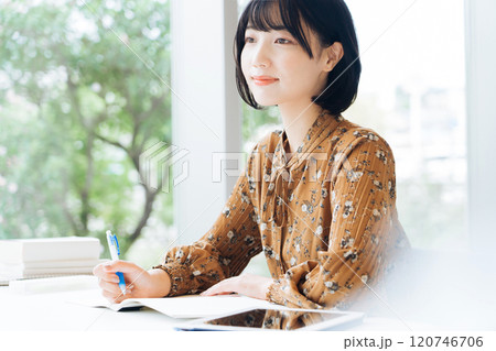 講義を受ける大学生   講義を受ける大学生   120746706