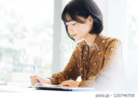 講義を受ける大学生　　 120746708