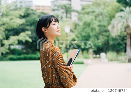 キャンパスを背景にした笑顔の大学生　 120746724