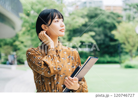 キャンパスを背景にした笑顔の大学生　 120746727