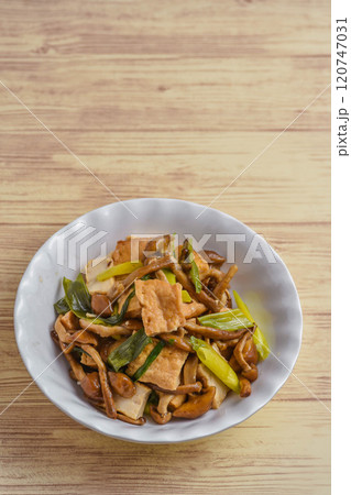 なめこと厚揚げの炒め物 なめこと厚揚げの炒め物 120747031