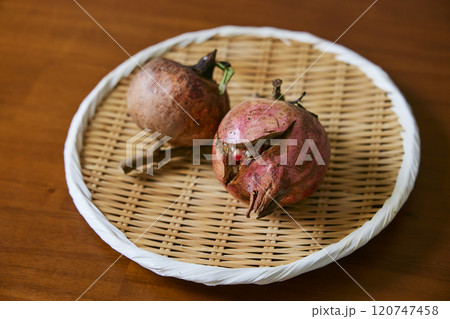 ザルに盛られたザクロ 120747458