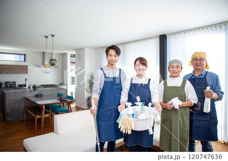 大掃除 日本人の二世代 親子 大掃除 日本人の二世代 親子 120747636