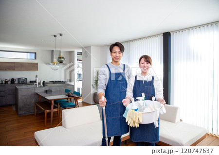 大掃除の道具を持つ日本人の若い夫婦 120747637