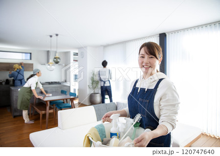 大掃除 掃除道具を持つ日本人女性 大掃除 掃除道具を持つ日本人女性 120747640