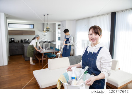 大掃除　掃除道具を持つ日本人女性 120747642