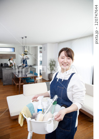 大掃除 掃除道具を持つ日本人女性 大掃除 掃除道具を持つ日本人女性 120747644