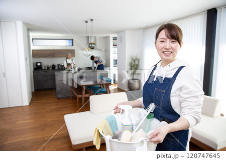 大掃除　掃除道具を持つ日本人女性 120747645