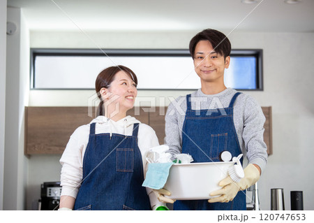 大掃除　掃除道具を持つ日本人の夫婦 120747653