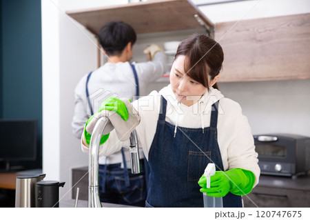 大掃除、　キッチンの掃除をするカップル、夫婦 120747675