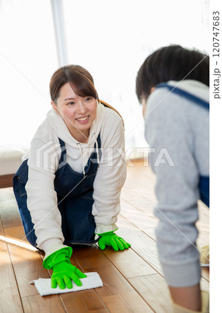 大掃除　一緒に掃除する日本人の若い夫婦 120747683