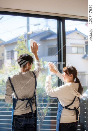 ガラス掃除をする日本人カップルの後ろ姿 ガラス掃除をする日本人カップルの後ろ姿 120747689