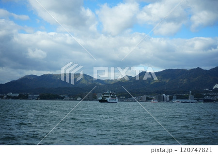 海上から見た宮島観光船フェリー 120747821