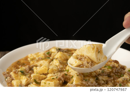 麻婆豆腐 ゆげの立った麻婆豆腐をレンゲで持ち上げる 麻婆豆腐 ゆげの立った麻婆豆腐をレンゲで持ち上げる 120747987