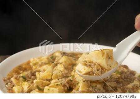 麻婆豆腐 ゆげの立った麻婆豆腐をレンゲで持ち上げる 麻婆豆腐 ゆげの立った麻婆豆腐をレンゲで持ち上げる 120747988