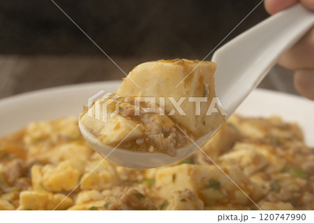 麻婆豆腐 ゆげの立った麻婆豆腐をレンゲで持ち上げる 麻婆豆腐 ゆげの立った麻婆豆腐をレンゲで持ち上げる 120747990