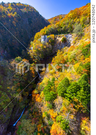 福島県福島市　高湯温泉と土湯峠を結ぶ磐梯吾妻スカイライン　滝が流れる不動沢（つばくろ谷）の紅葉 120748042