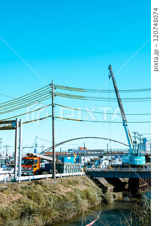 橋梁架け替え工事中の幹線道路 国道254号 2024.11　b-4 ライトカラー 120748074