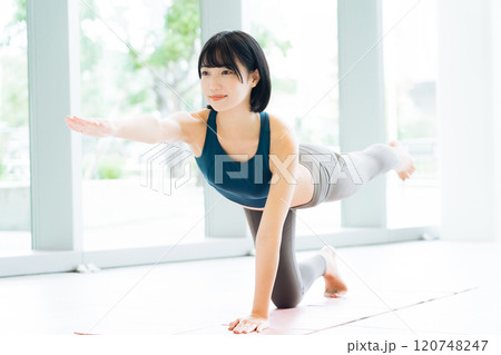 ヨガをする若い女性 ヨガをする若い女性 120748247