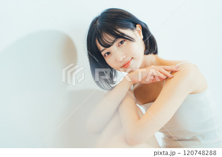 黒髪ショートボブ女性のビューティーイメージ 120748288