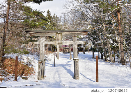 冬の北海道森町で宿野辺神社境内の雪景色を撮影 冬の北海道森町で宿野辺神社境内の雪景色を撮影 120748635