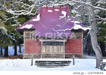 冬の北海道森町で宿野辺神社境内の雪景色を撮影 冬の北海道森町で宿野辺神社境内の雪景色を撮影 120748644