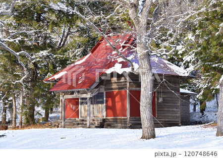 冬の北海道森町で宿野辺神社境内の雪景色を撮影 120748646