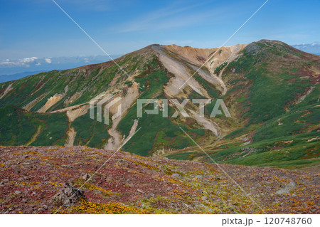 大雪山登山お鉢平　紅葉の日本百名山　北海道の絶景 120748760