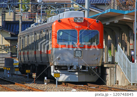 内灘駅に停車中の車両 120748845